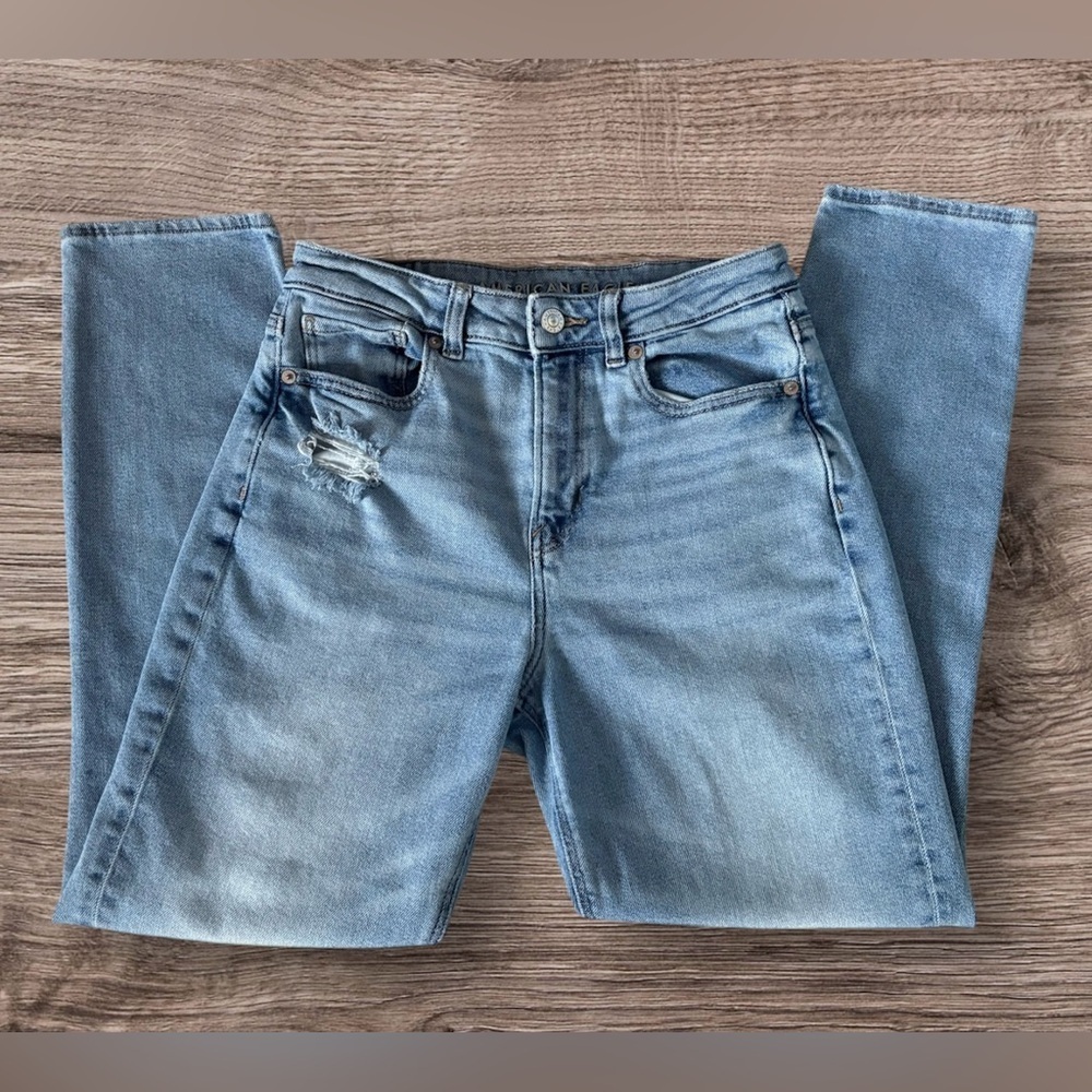 America Eagle Light Wash Mom Jeans - Picture 1 of 8